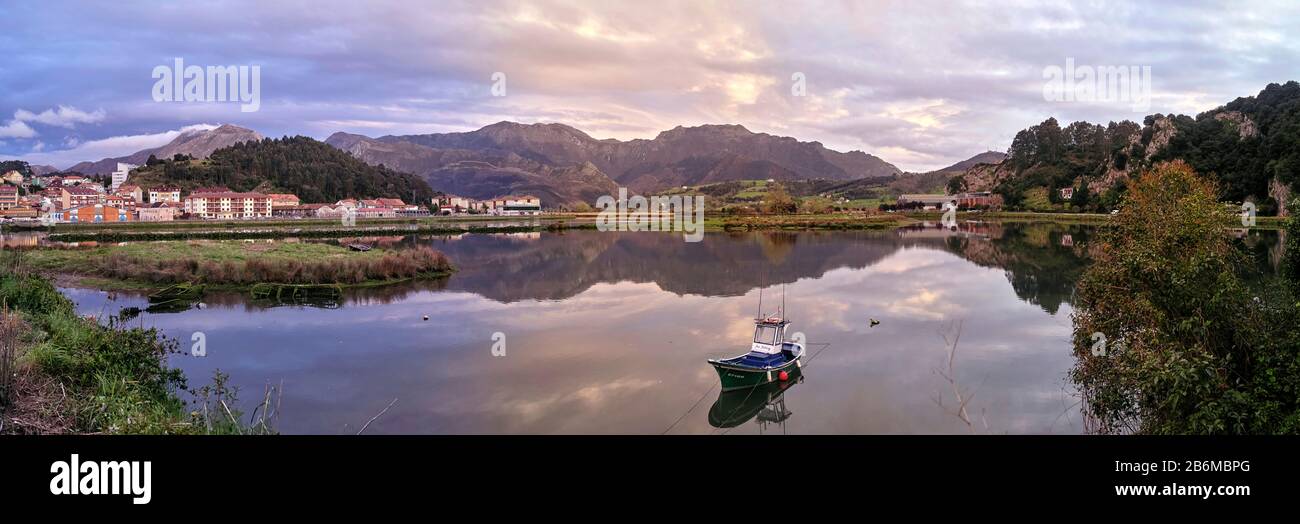 Boot im Fluss, Fluss Sella, Ribadesella, Asturien, Spanien Stockfoto