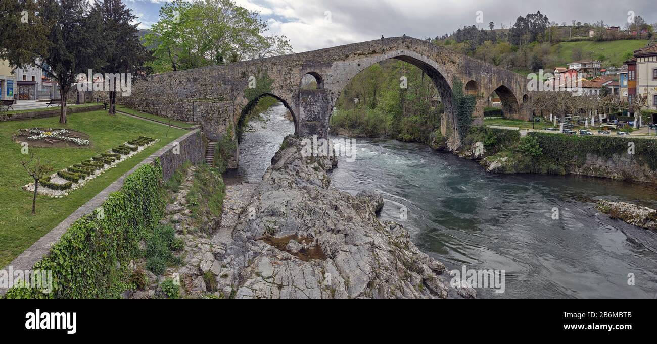 Die hump-gestützte Römerbrücke über den Fluss Sella, Cangas de Onis, Asturien, Spanien Stockfoto