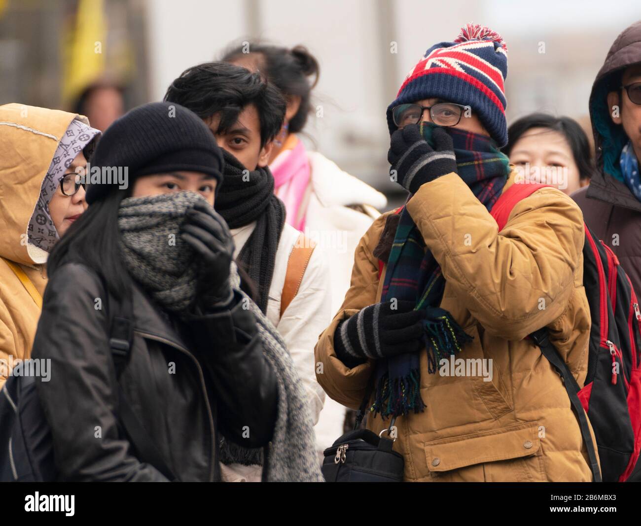 Edinburgh, Schottland, Großbritannien. März 2020. Asiatische Touristen tragen heute Gesichtsmasken auf der Royal Mile in Edinburgh. Schottland, UK Credit: Iain Masterton/Alamy Live News Stockfoto