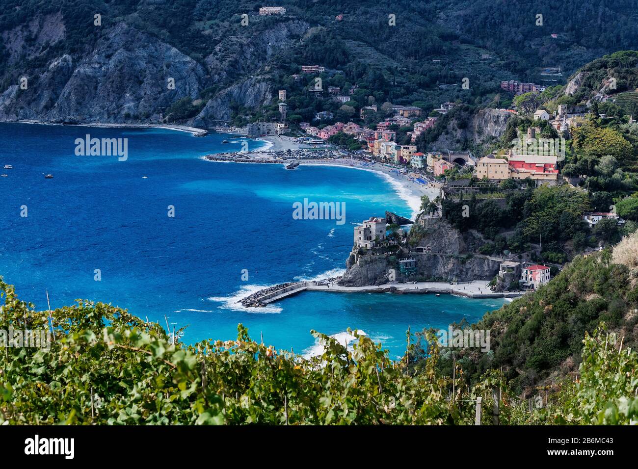 Malerische Übersicht über das bezaubernde Küstendorf Monterosso al Stute. Stockfoto