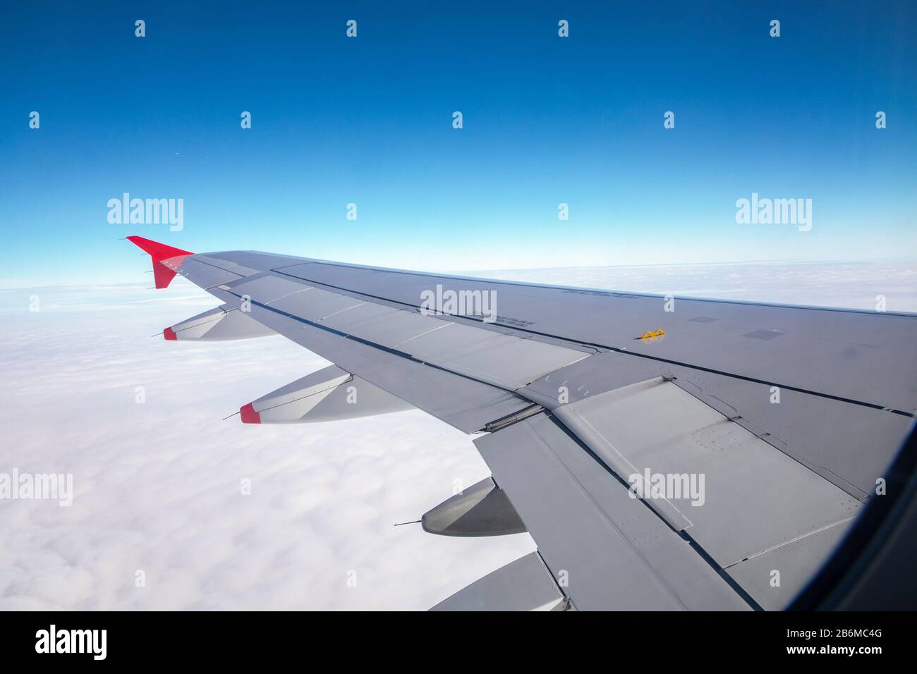 Flugzeugflügel im Flug Stockfoto