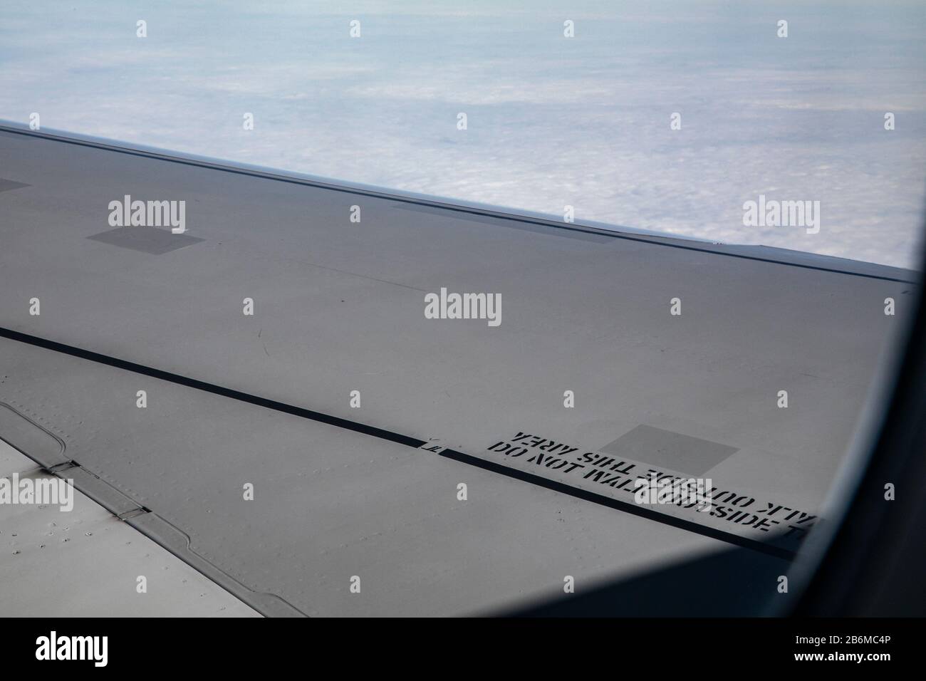 Flugzeugflügel im Flug Stockfoto