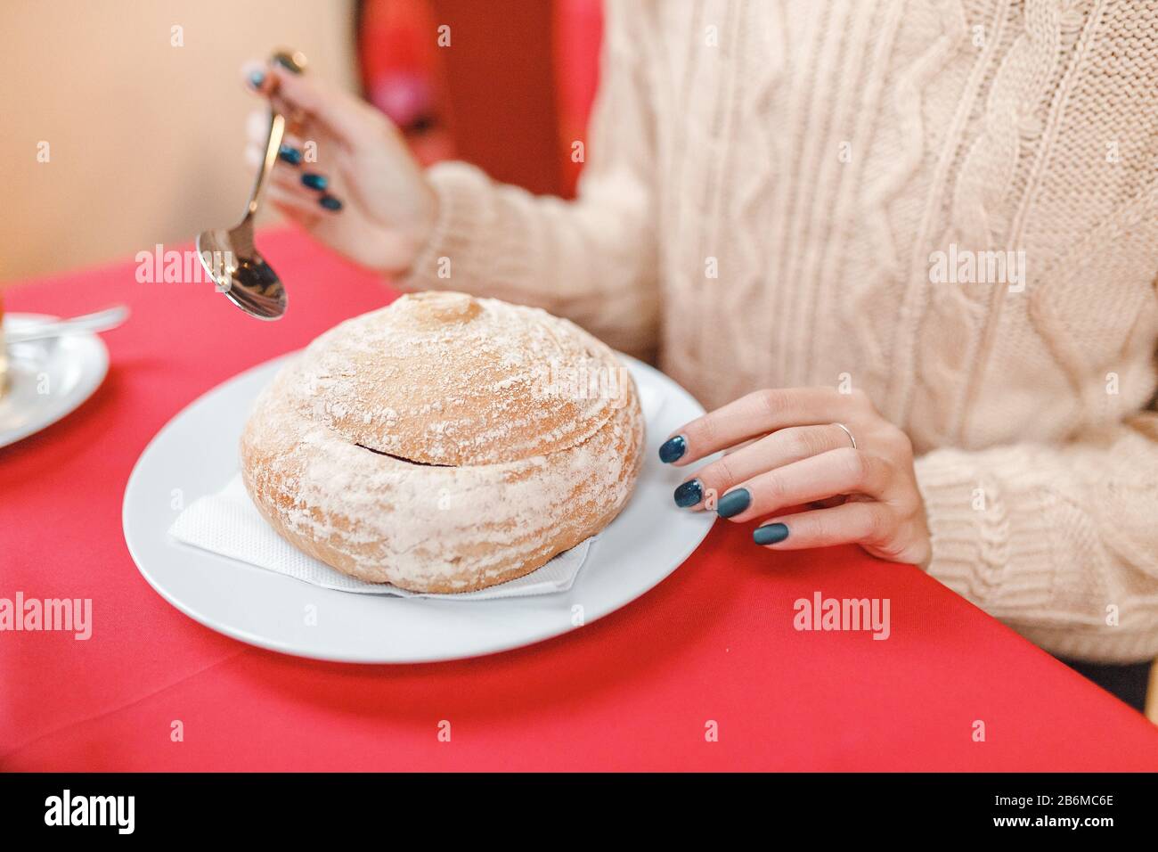 Heiße ungarische Gulaschsuppe in einem Brottopf Stockfoto