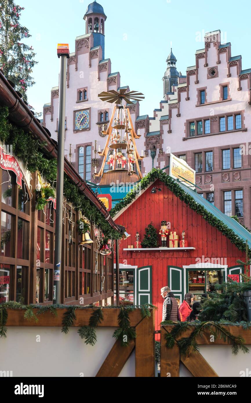 Europa, Deutschland, Frankfurter Weihnachtsmarkt in der neuen Altstadt genießen viele Besucher alte Fachwerkhäuser an der Römer, neue Frankfurter Altstadt Stockfoto