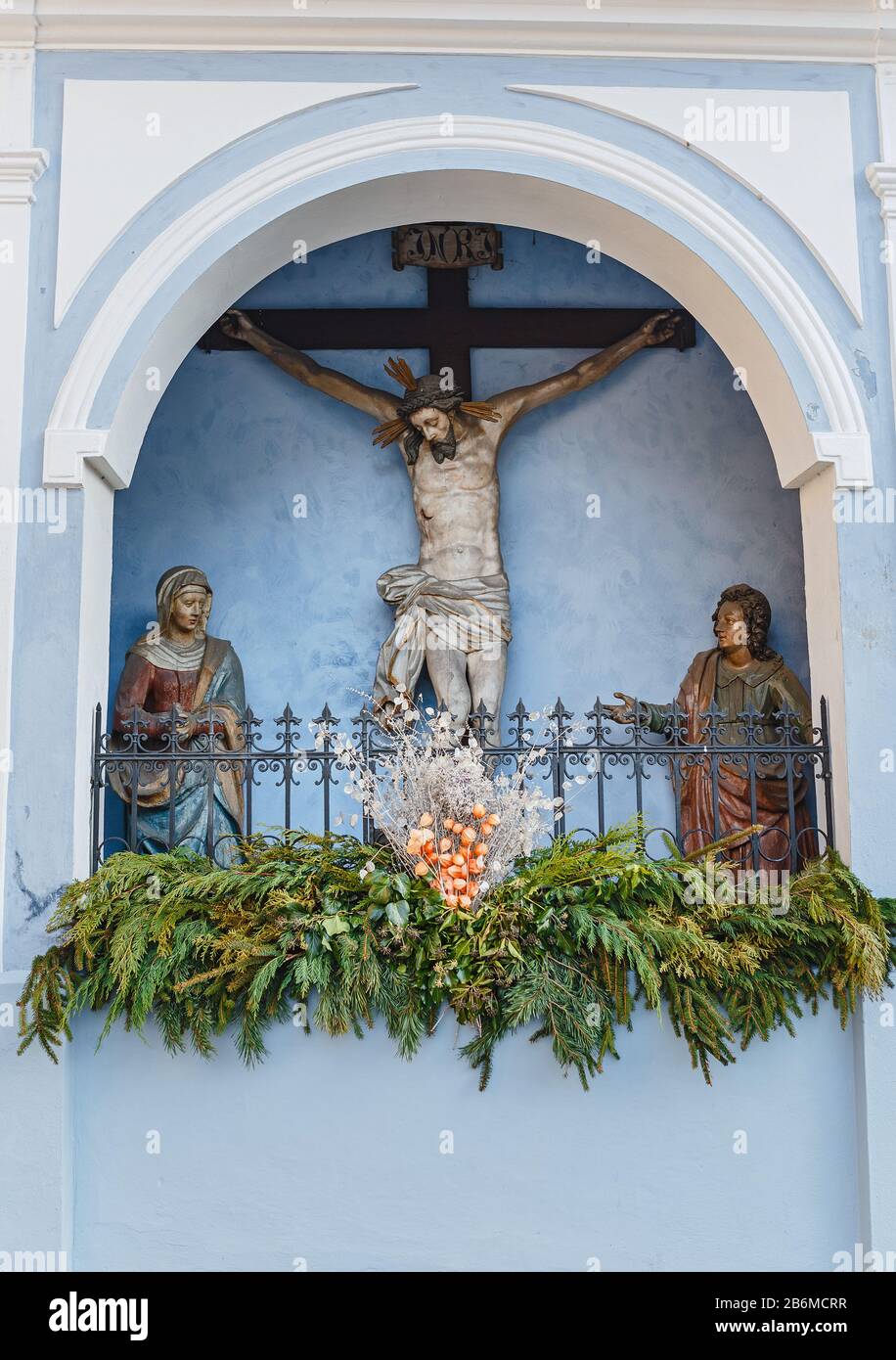 Kreuzigung Jesu Christi am Außenaltar in der Nähe der Kirche, Religion Urlaubskonzept Stockfoto