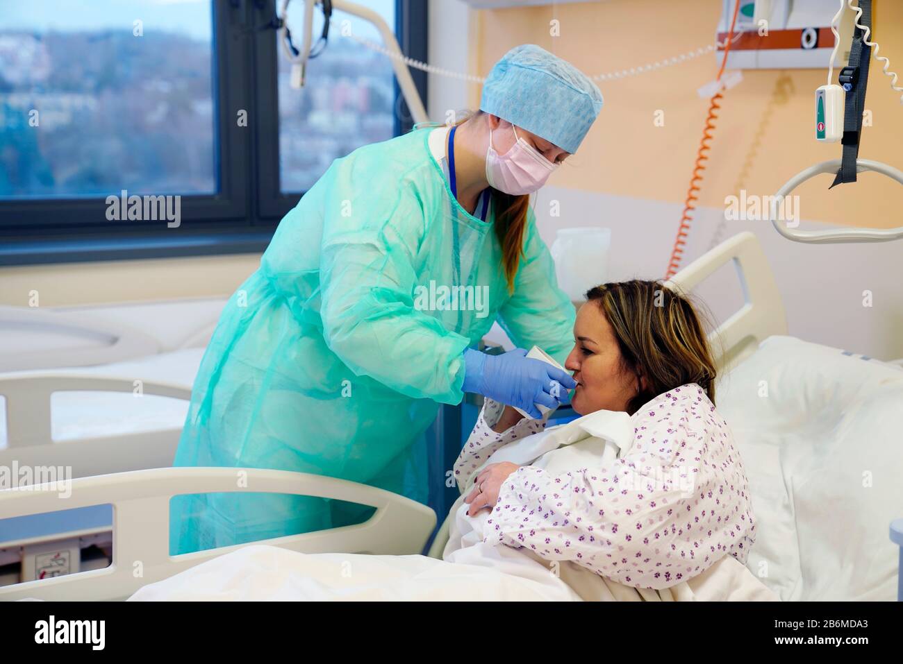 Krankenschwester auf der Infektionsstation im Krankenhaus mit Infusion, Karlsbad, Tschechien, Europa Stockfoto