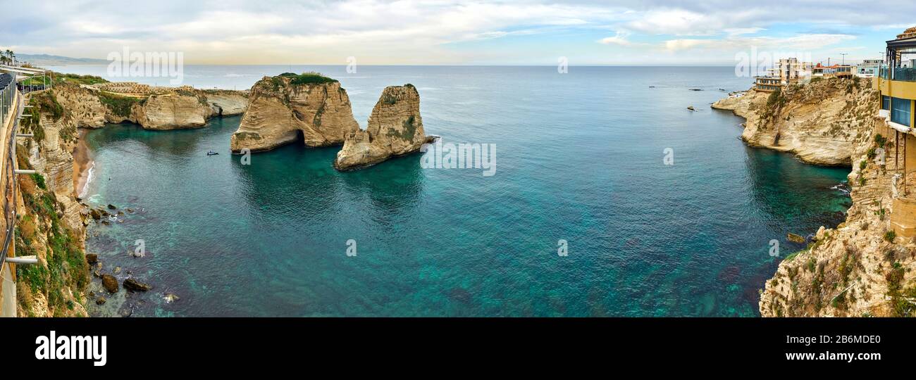 Taubenfelsen entlang der Raouche Coast, Beirut, Libanon Stockfoto