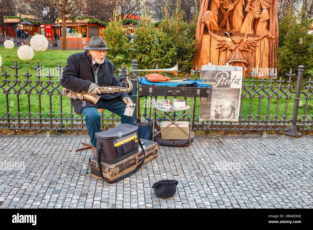 07. DEZEMBER 2017, PRAG, TSCHECHIEN: Ein alter männlicher Straßenmusiker, der Saxofon auf der Straße spielt Stockfoto