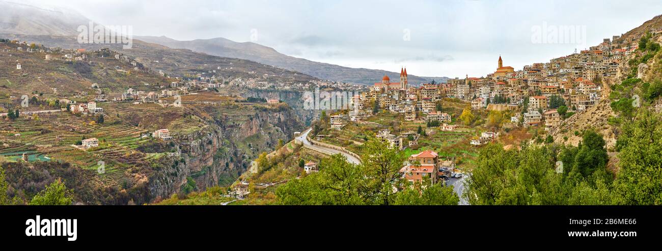 Luftbild der Stadt auf dem Berg, Bsharri, Libanon Stockfoto
