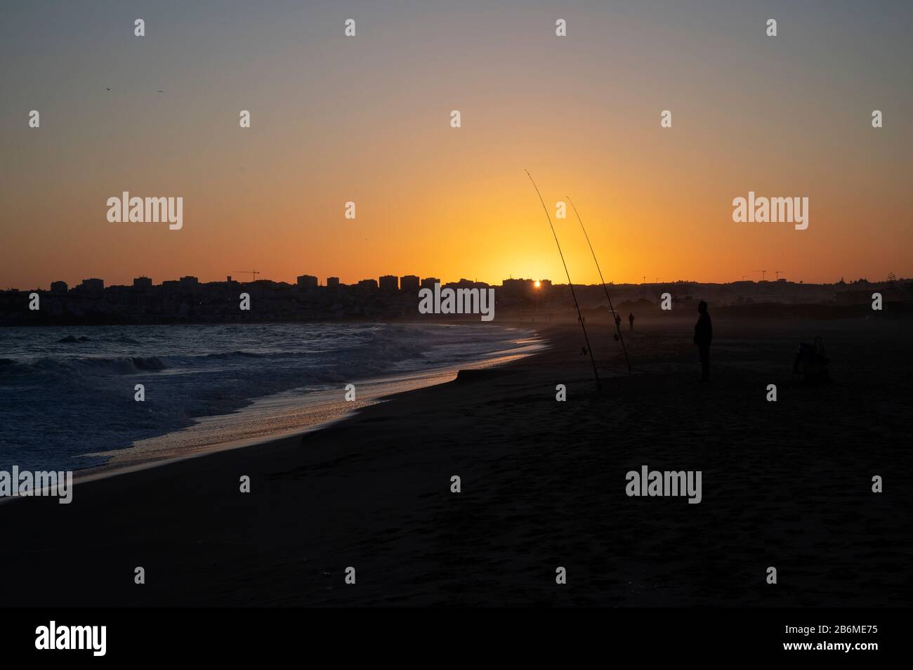 Angeln bei Sonnenuntergang auf Meia Praia, Lagos Portugal. Stockfoto