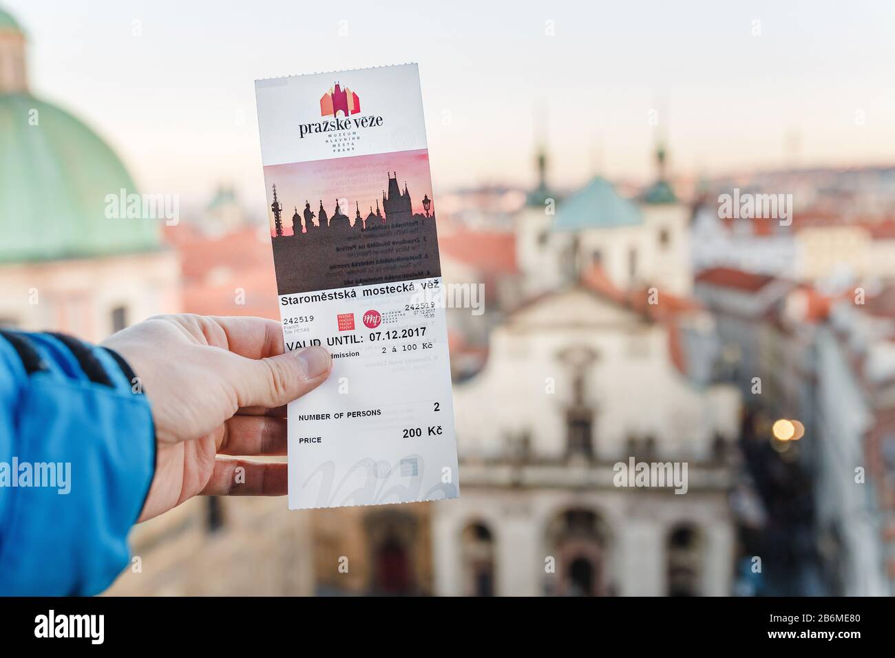 Prag, TSCHECHIEN, 7. DEZEMBER 2017: Eintrittskarte für die Aussichtsplattform auf der Turmspitze in der Altstadt Stockfoto