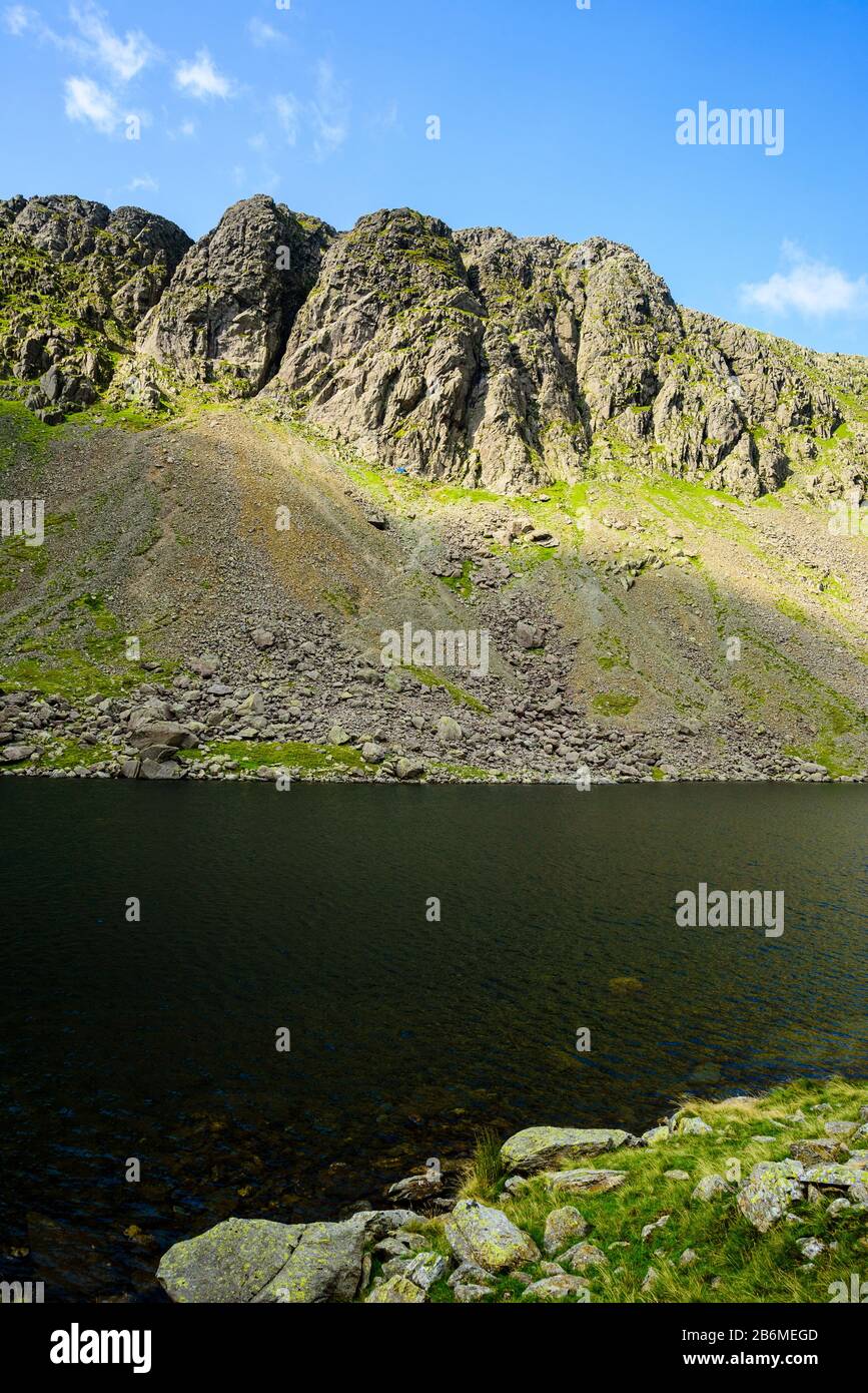 Goat's Water und Dow Crag in den Coniston Fells des englischen Lake District; Felskletterer sind nur erkennbar Stockfoto