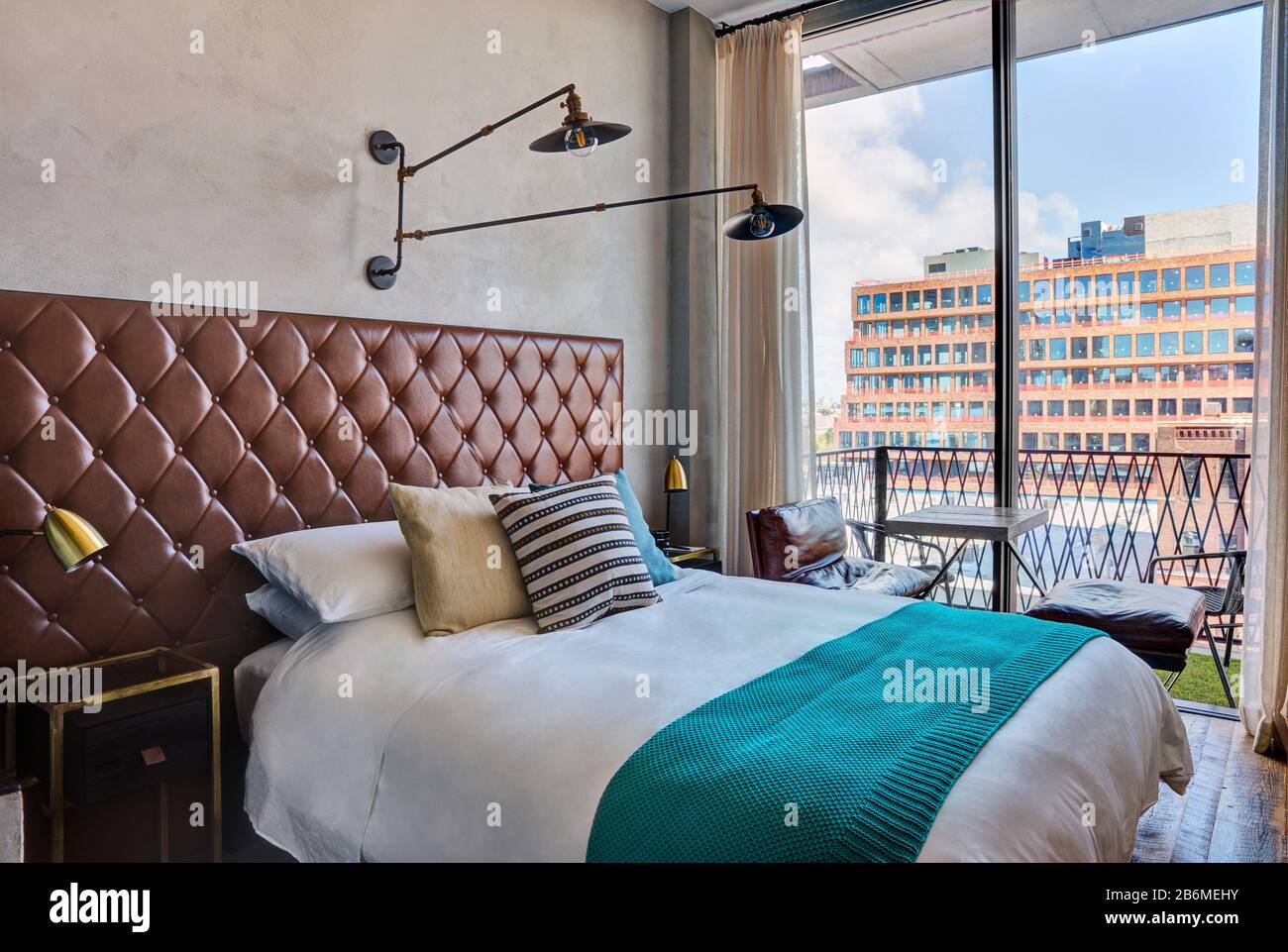 Schlafzimmer mit Blick vom Fenster. Williamsburg Hotel, New York City, Vereinigte Staaten. Architekt: Michaelis Boyd Associates Ltd, 2018. Stockfoto