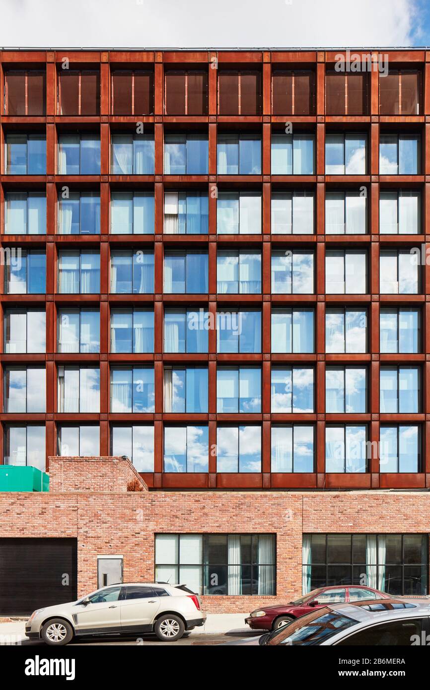 Rückseite des Gebäudes. Williamsburg Hotel, New York City, Vereinigte Staaten. Architekt: Michaelis Boyd Associates Ltd, 2018. Stockfoto
