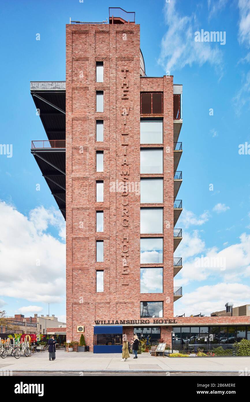 Seite des Gebäudes. Williamsburg Hotel, New York City, Vereinigte Staaten. Architekt: Michaelis Boyd Associates Ltd, 2018. Stockfoto