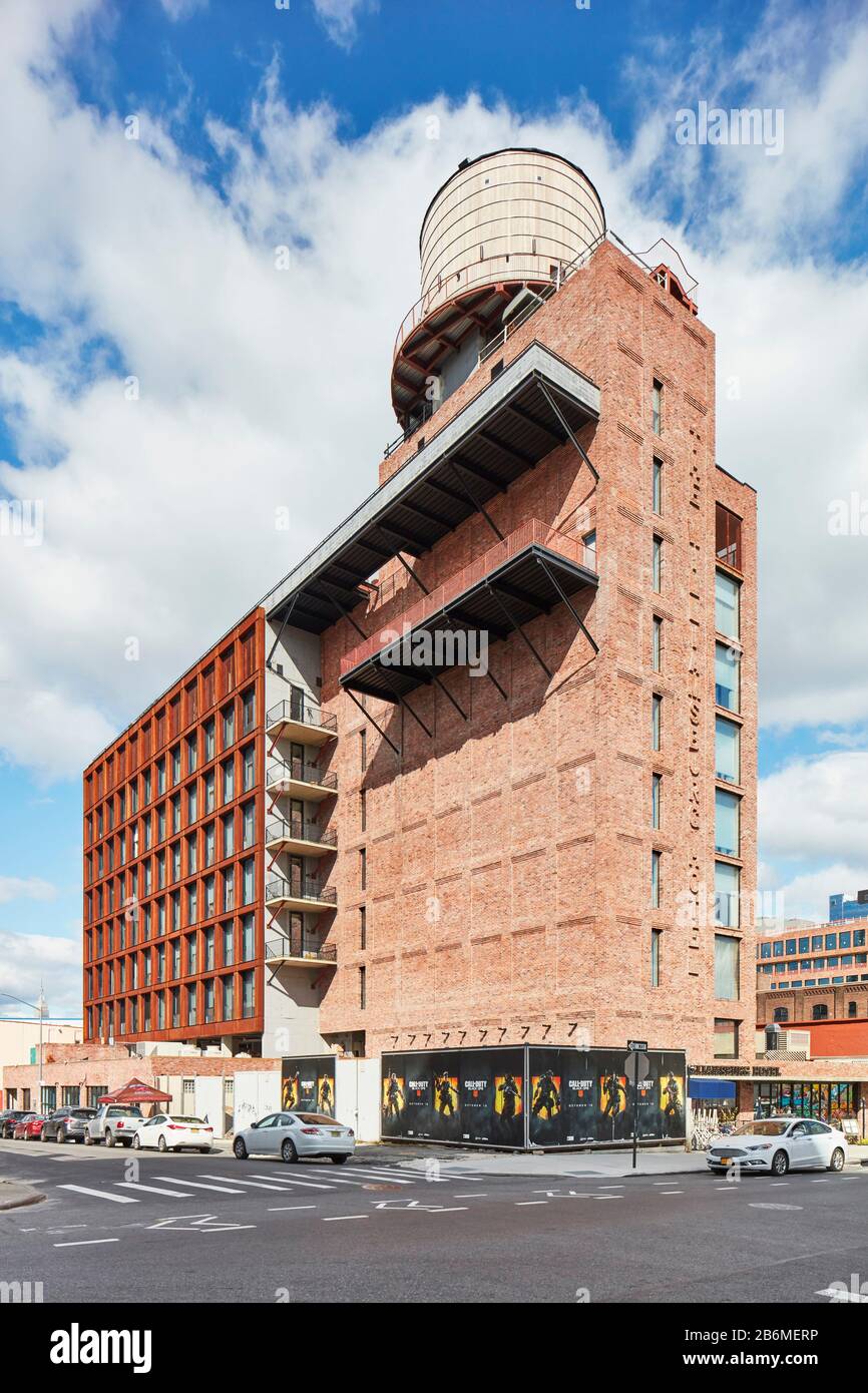 Rückseite des Gebäudes. Williamsburg Hotel, New York City, Vereinigte Staaten. Architekt: Michaelis Boyd Associates Ltd, 2018. Stockfoto