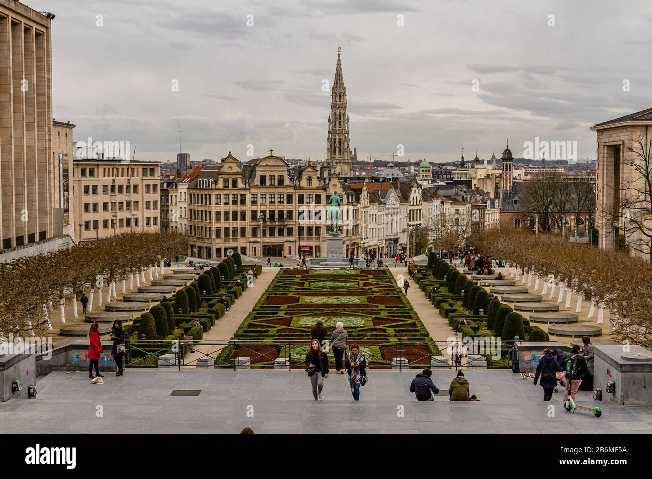 Der "Mont des Arts", ein Park im Zentrum von Brüssel, der auf die Kirche von Sainte Marie-Madeleine blickt. Brüssel, Belgien. März 2019. Stockfoto