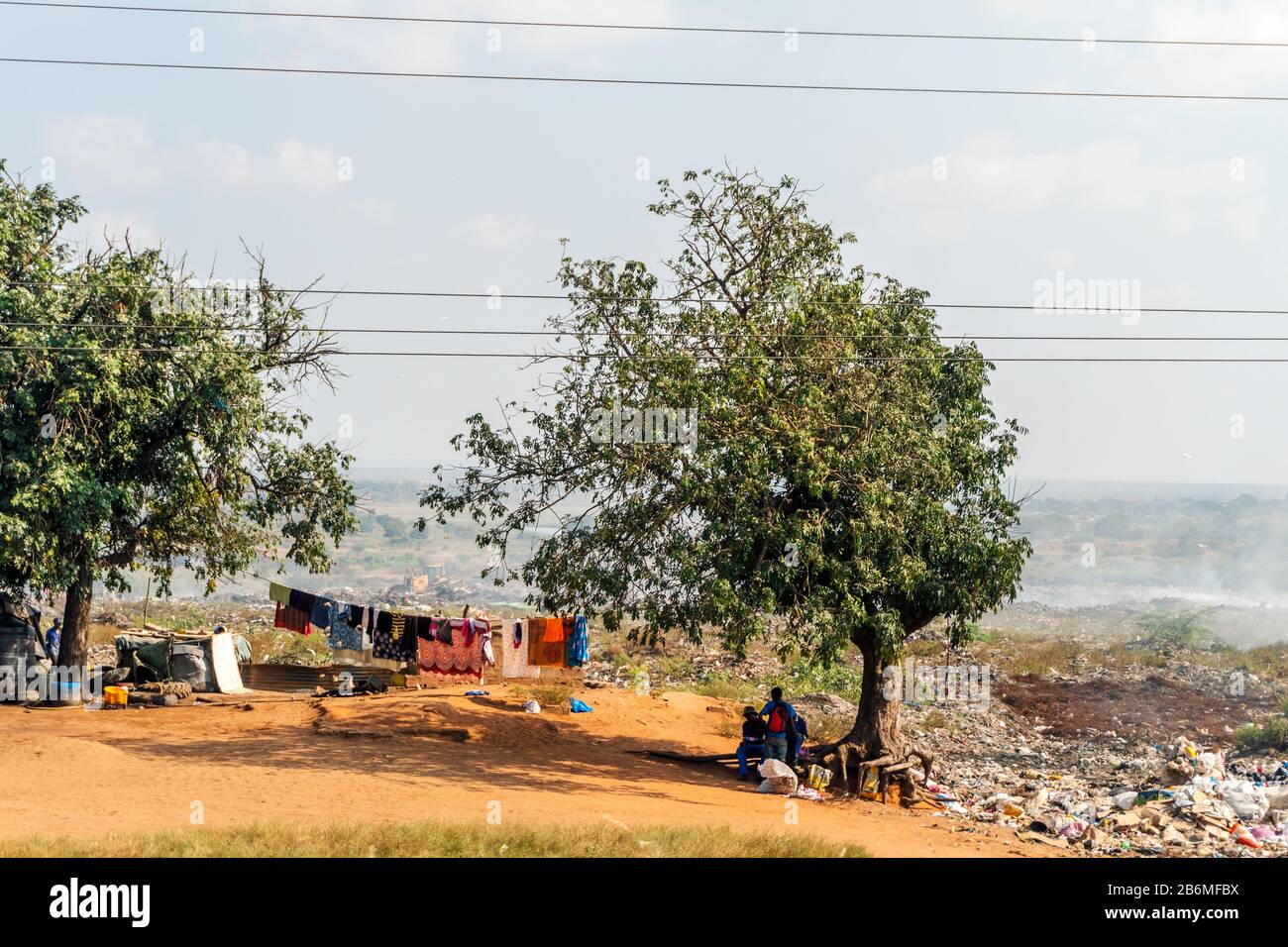 Einfache Wohnung mit Wäsche auf der Müllhalde in Maputo, Mosambik Stockfoto
