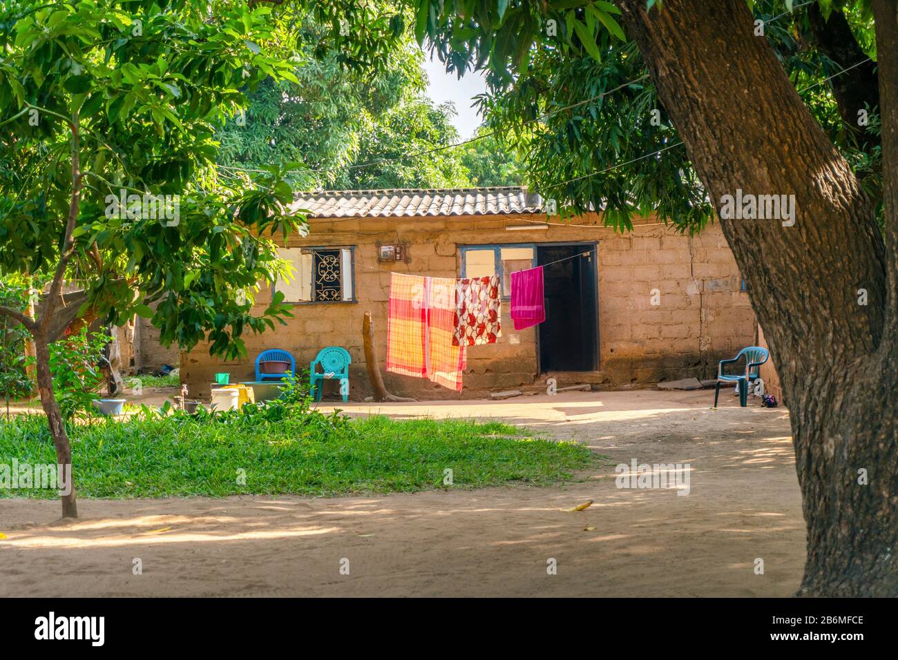 Einfaches, sauberes Haus in den Vororten von Maputo, Matola, Mosambik Stockfoto