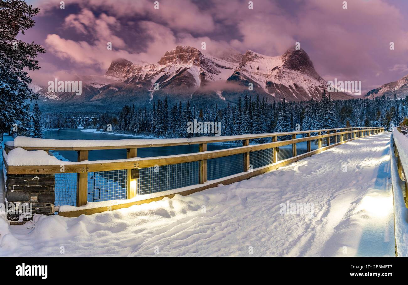Blick auf Berge und Fluss am Wintertag, Bow River, ha Ling Peak, Alberta, Kanada Stockfoto