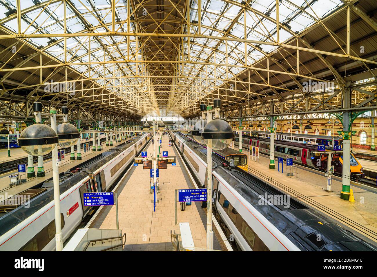 Bahnschuppen und Bahnsteige, Manchester Piccadilly Stockfoto