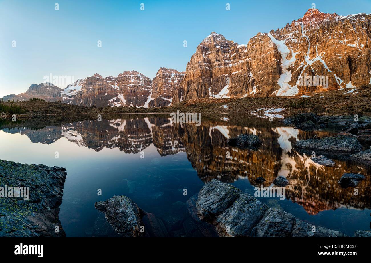 Blick auf den Berg, der sich in See, Eiffelsee, Tal der Zehn Gipfel, Alberta, Kanada widerspiegelt Stockfoto