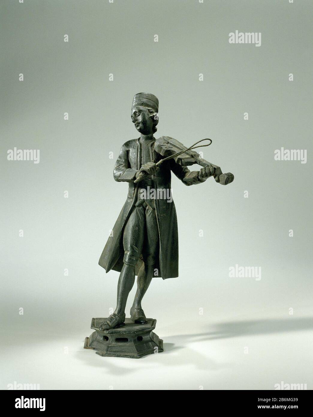 Figuur van een man spelend op een viool Figuur van een man spelend op een viool. OP opengewerk laag voetstuk. Hersteller : beeldhouwer: AnoniemPlaats Herstellung: Oberammergau dating: CA. 1700 - ca. 1800 Material: Hout Abmessungen: H 21 cm. × b 11,5 cm. × d 6 cm. Stockfoto