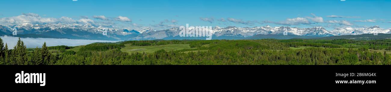 Blick auf Berge und Wiesen, Alberta, Kanada Stockfoto