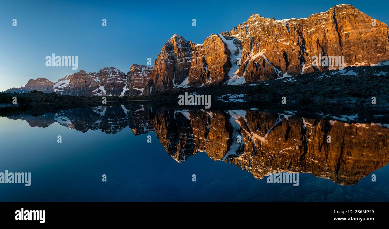 Blick auf den Berg, der sich in See, Eiffelsee, Tal der Zehn Gipfel, Alberta, Kanada widerspiegelt Stockfoto