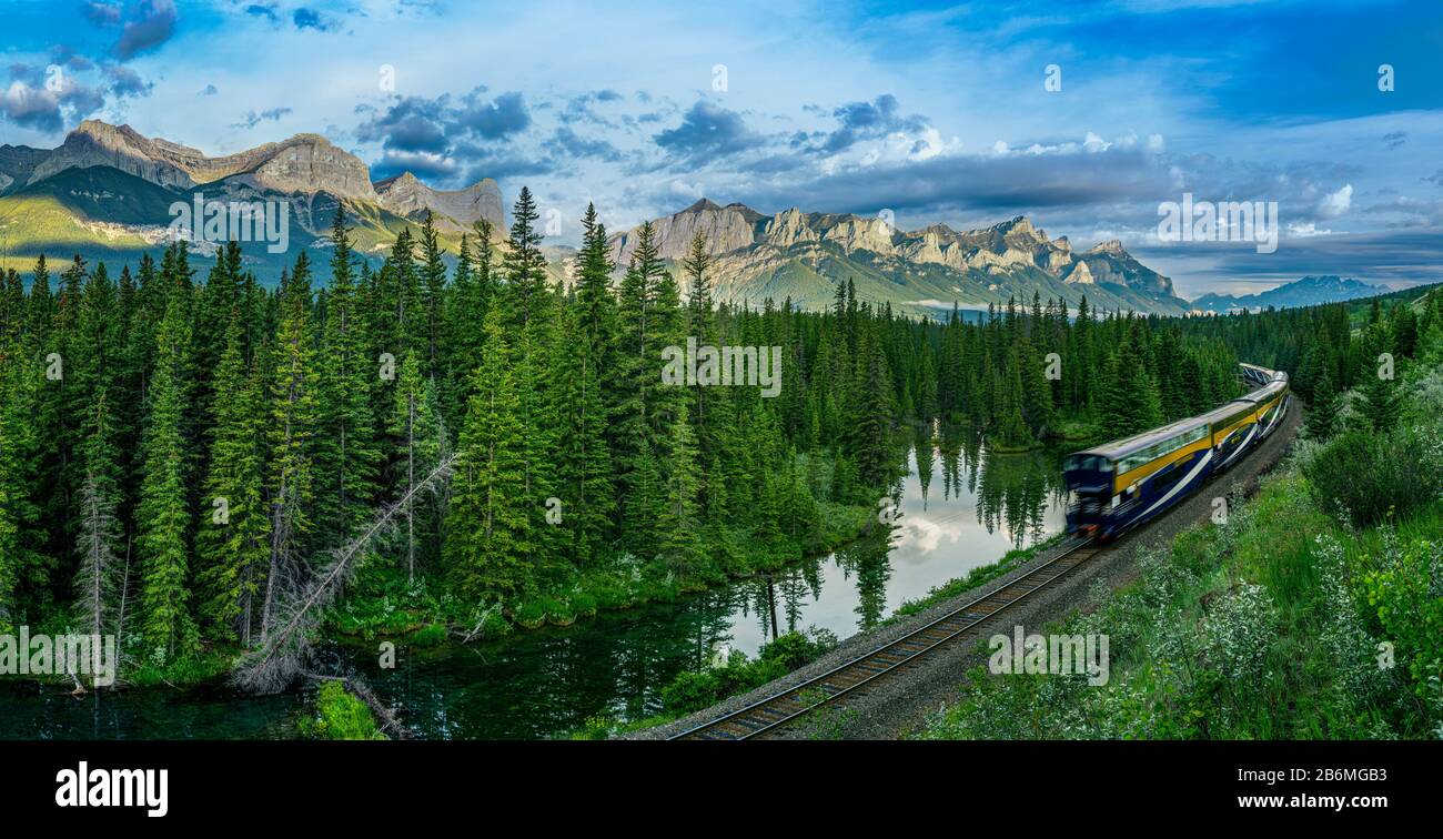 Blick auf Bahn, Wald und Berge, Bow Valley, Mount Lawrence Grassi, Alberta, Kanada Stockfoto