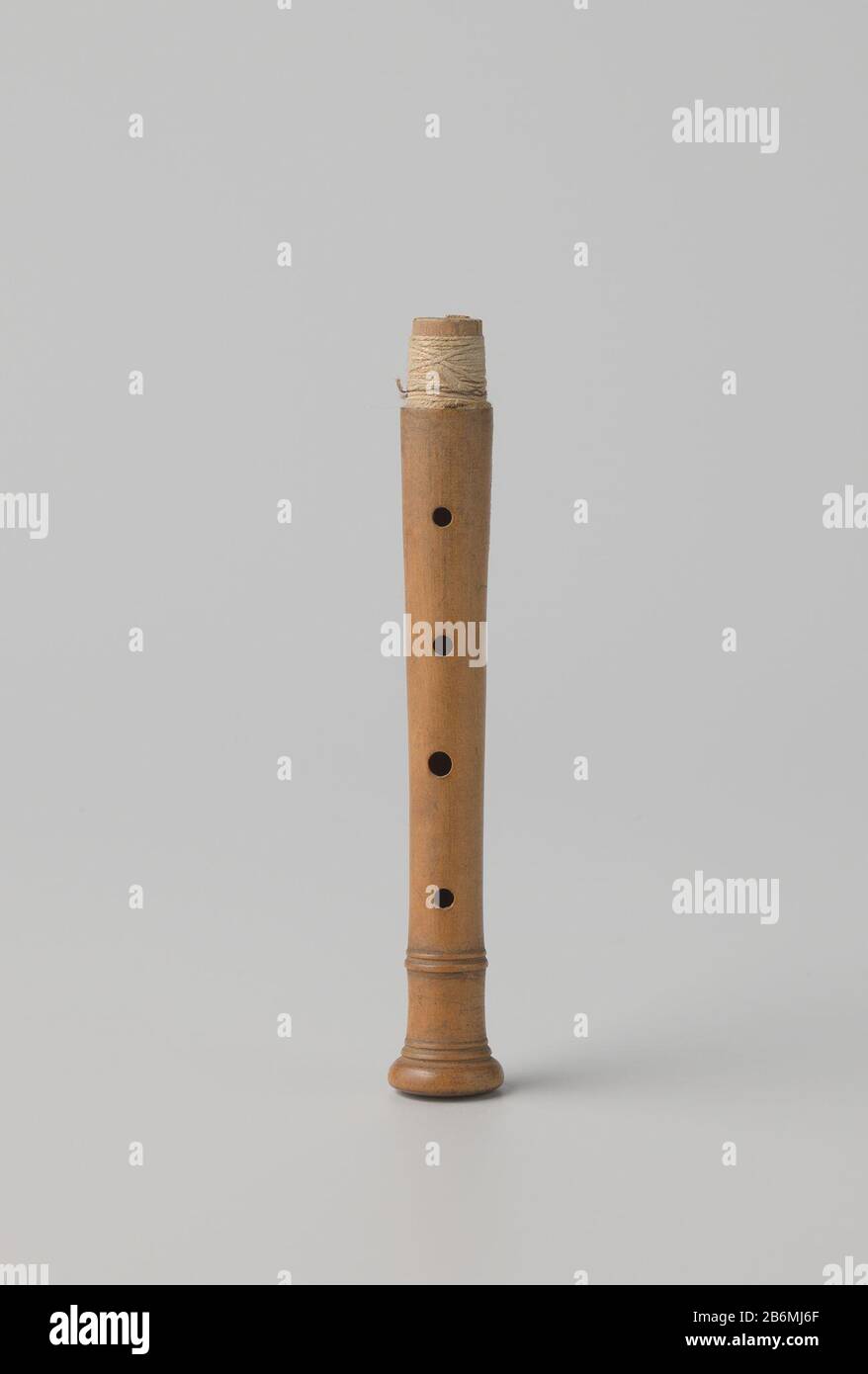 Flageolet Piccolo van palmhout met zes gaten, gemonteerd met Berlijns zilver. Een tweede aanzetstuk in een hogere toon is geborgen in een van koperdraad gevlochten foedraal. Hersteller: Anoniem dating: CA. 1.750 Material: Hout Mahoniehout alpaca koperdraad Abmessungen: H 16.8 cm. (Overgenomen uit het inventarisboek.) × d 1,3 cm. (Overgenomen uit het inventarisboek.) Stockfoto