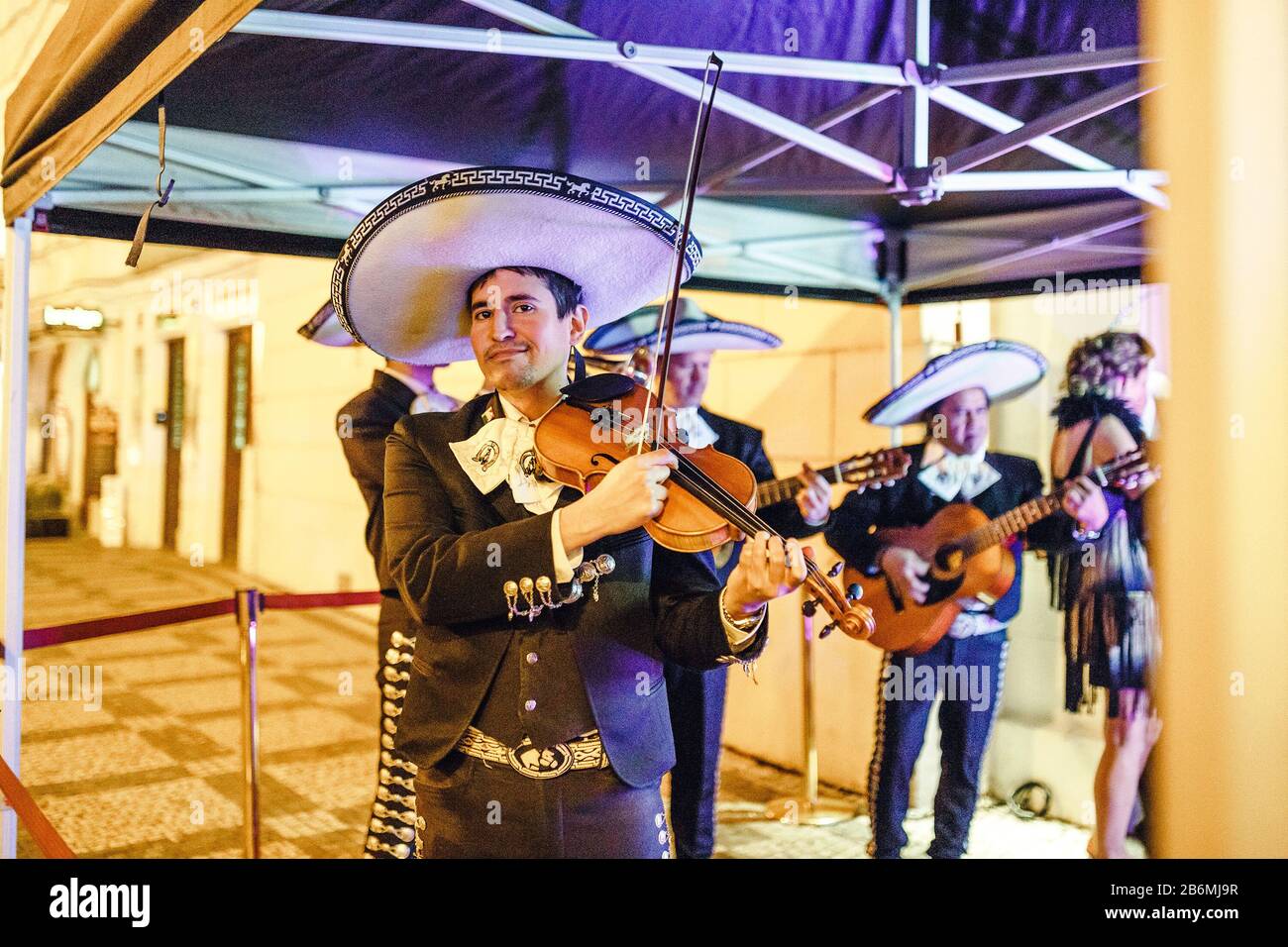 Dezember 2017 in PRAG, TSCHECHIEN: Mexikanische Musiker mariachi begrüßen Gäste auf einer Themenparty auf der Stadtstraße Stockfoto