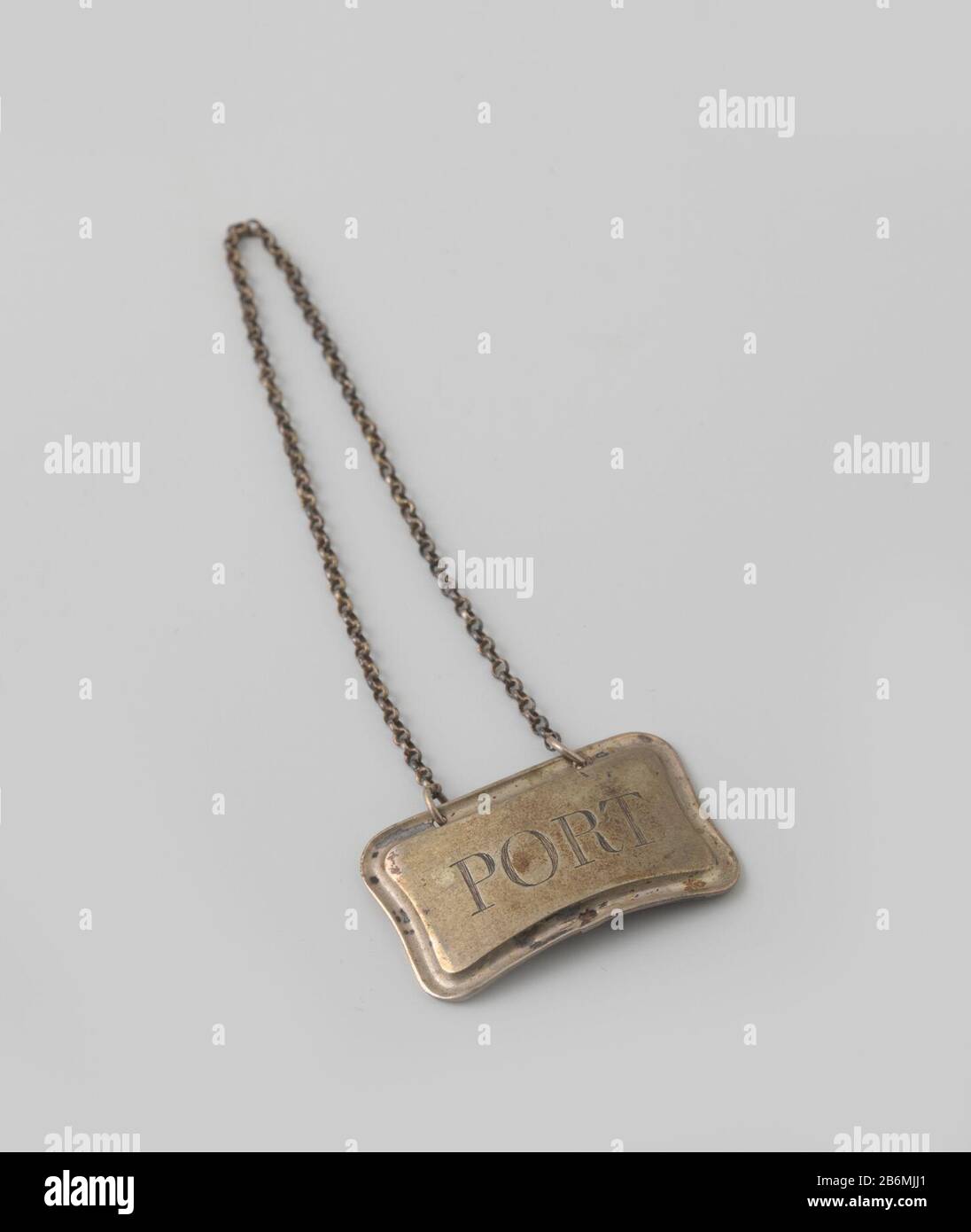 Flessenlabel traf Port Wijnetiket van zilver, aan een Ketting. Opschrift: Hafen. Hersteller : zilversmid: AnoniemPlaats Herstellung: Groot-Brittannië (mogelijk) dating: 1800 - 1900 Material: Zilver Abmessungen: L 4,0 cm. × b 2,5 cm. Stockfoto