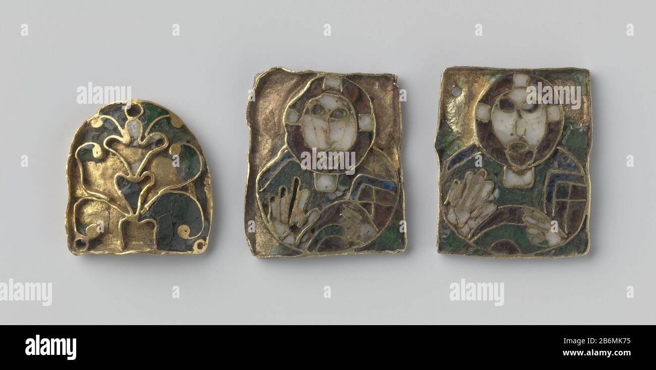 Foedraal traf drie plaatjes, twee met voorstellingen van een heilige, de ander met ornament Drie kleine plaquettes versierd met email cloissonné en vergulding. Twee plaquettes zijn vierkant van vorm en tonen een heilige met een nimbus in rood en wit en de Hand in een zegenend gebaar. De kleding heeft de kleuren rood, blauw, groen en en wit. De derde plaquette is net iets kleiner en halfrond van vorm. Deze ist verierd met een ornament. Hersteller : Vervaardiger: AnoniemPlaats Herstellung: Maasstreek dating: 850 - 1000 Material: E-Mail goud Techniek: Cloisonné Abmessungen: H 2,0 cm. × b 1,7 cm. Onde Stockfoto
