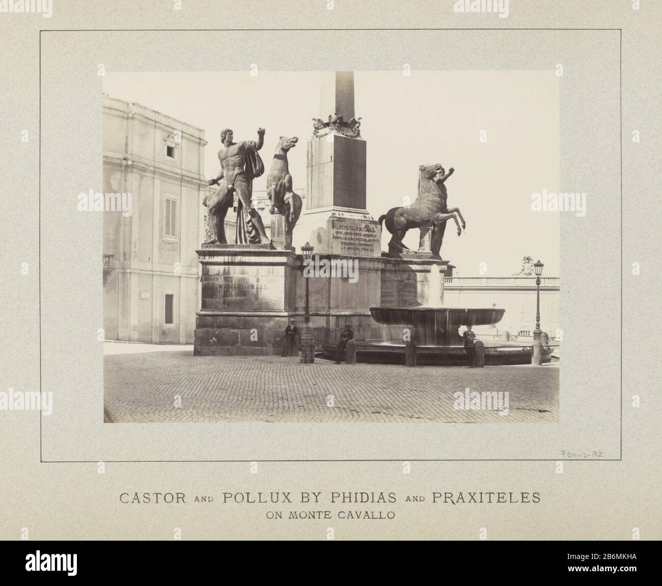 Fontana dei Dioscuri op het Piazza del Quirinale in Rome Castor und Pollux von Phidias und Praxiteles auf dem Monte Cavallo (titel op object) Teil des Albums mit Aufnahmen untersucht, wo: Bedingungen und Kunstwerke in Rom. Hersteller : Fotograf: Anonymer Ort Herstellung: Rome dating: CA. 1860 - ca. 1900 Physikalische Merkmale: Albumindruckmaterial: Fotopapiertechnik: Albumindruck Abmessungen: Bild: H 183 mm × W 237 mm Betreff: Zierbrunnen (+ Stadt (- scape) mit Figuren, Mitarbeiter) Stück Skulptur, Reproduktion eines Bildmaterials, das fontana di Monte CAV darstellt Stockfoto