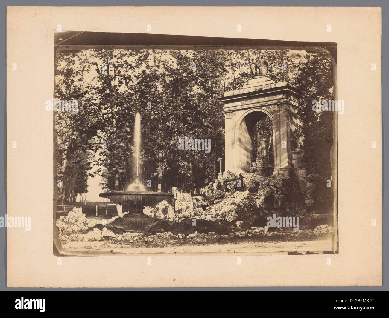 Fontein en een boog in een tuin (vermoedelijk) te Rome Fountain and a bow in a Garden (vermutlich) in Rome Property Type: Photographs Item Number: RP-F 00-3278 Inscriptions / Brands: Collector's Mark, Verso, gestempelt: Lugt 3937 Manufacturer: Photograph Gustave Eugène Chauffourier (zugeschrieben) Place Manufacturer: Rome Date: CA. 1875 - ca. 1900 Material: Papiertechnik: Albumin Druckabmessungen: Foto: H 193 mm × W 242 mm Betreff: Bildhauerornamentale Brunnengarde Stockfoto