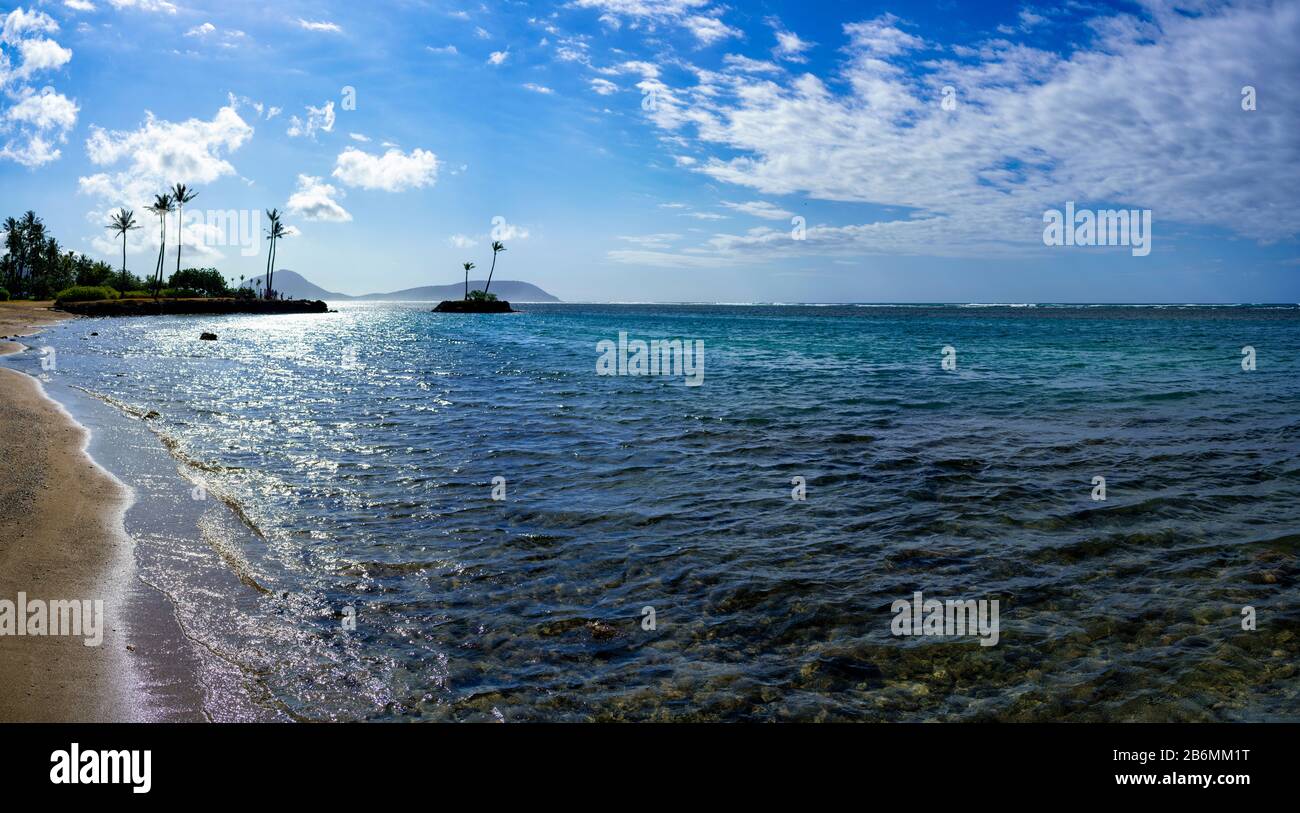 Blick auf das Meer mit Wellen, Oahu, Hawaii, USA Stockfoto