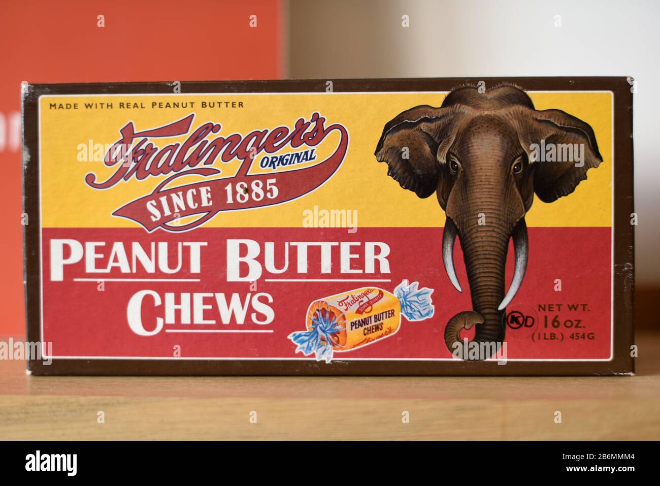 Vintage oder Old Packaging für Peanut Butter Chews oder Peanut Butter Sweets mit Elephant als Symbol Der Stärke Stockfoto