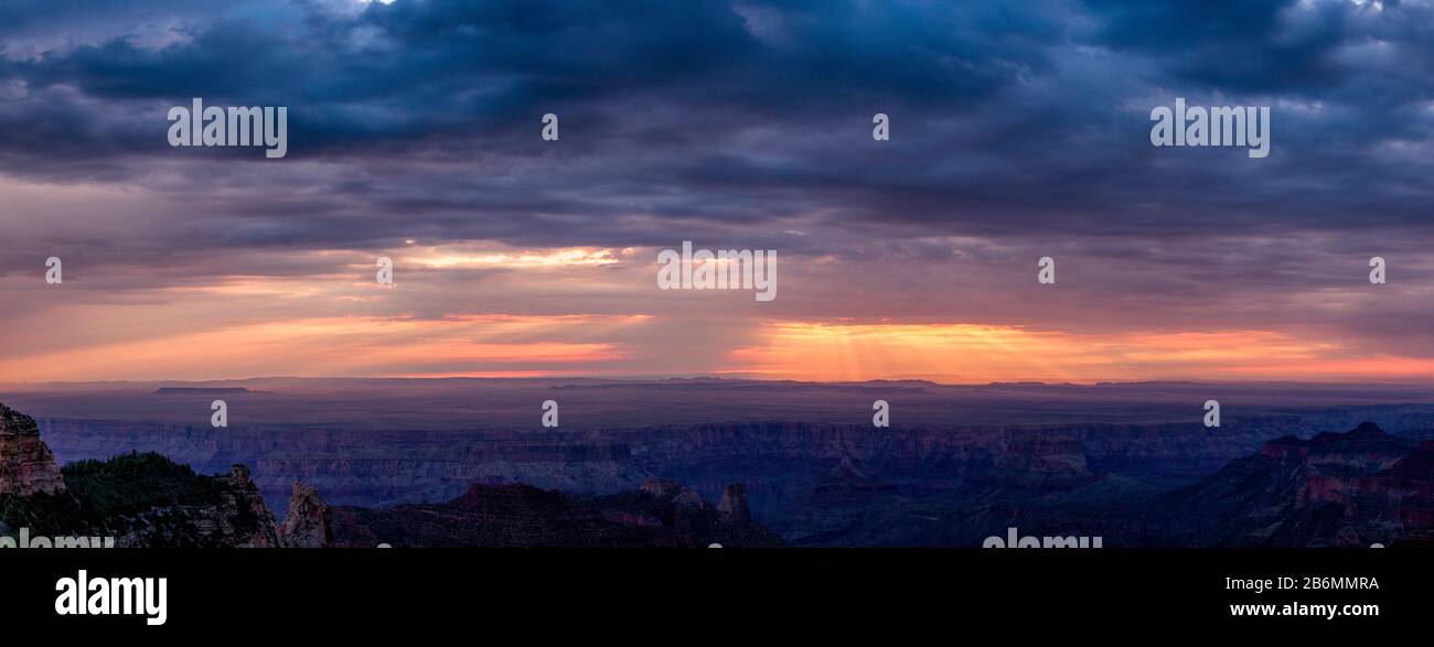 Blick auf Sonnenlicht durch Wolken, Grand Canyon, Arizona, USA Stockfoto