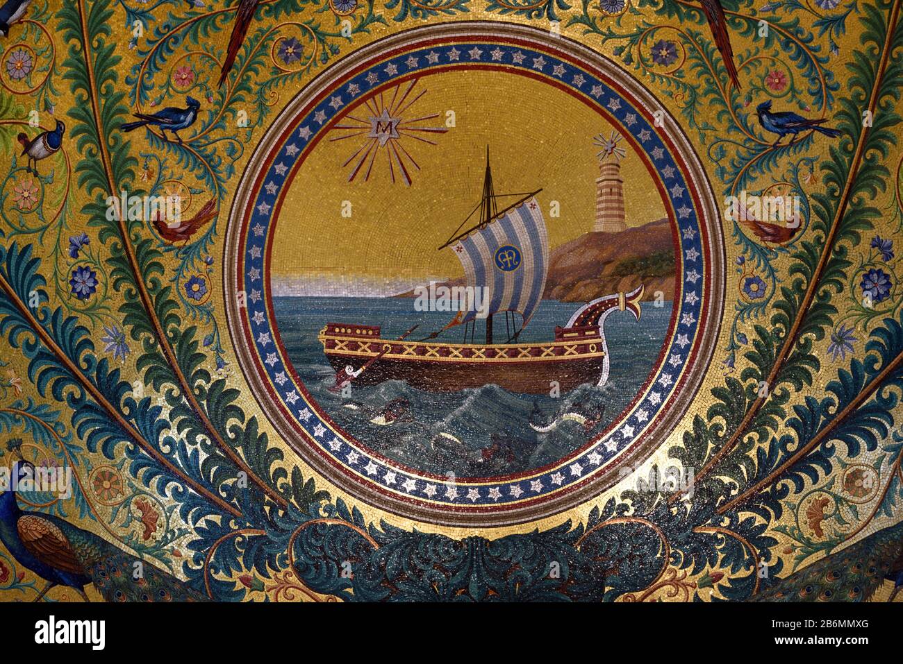 Mosaik des Antiken oder Frühgriechischen Bootes in Notre-Dame de la Garde Basilca Marseille Frankreich. Marseille wurde als griechische Kolonie c600BC als Massalia gegründet. Stockfoto