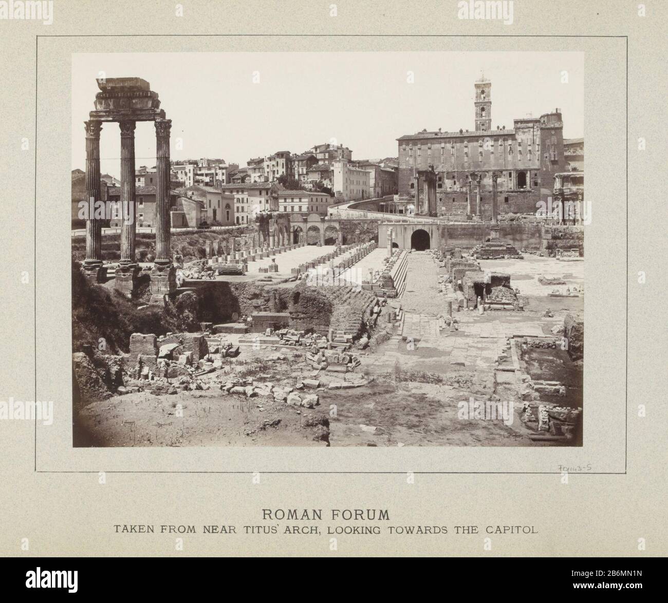 Forum Romanum gezien richting het Capitool Forum Romanum aus der Nähe von Titus' Bogen, mit Blick auf das Kapitol (titel op object) Teil des Albums mit Aufnahmen von "Seen Where: Conditions and structures in Rome". Hersteller : Fotograf: Anonymer Ort Herstellung: Forum Romanum dating: CA. 1860 - ca. 1900 Physikalische Merkmale: Albumindruckmaterial: Papiertechnik: Albumin Druckabmessungen: Foto: H 202 mm × W 261 mm Betreff: Ruine eines Gebäudes ~ Architektur, in dem Forum RomanumCapitool steht Stockfoto