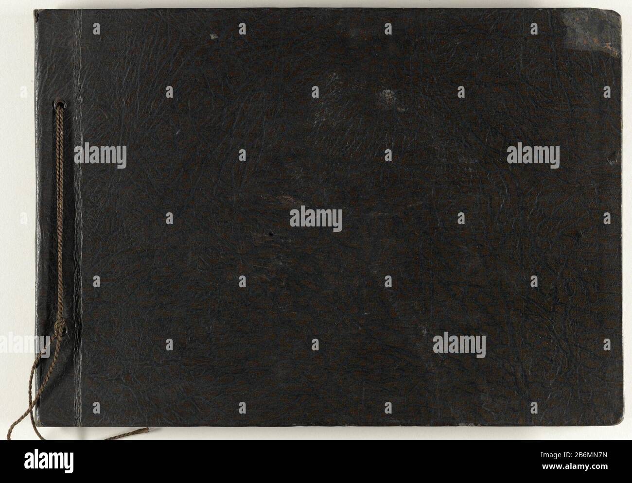 Foto-Album MET 25 Foto's van winkelinterieurs Fotoalbum mit 25 Bildern Shop Inneneinrichtung Objektart: Foto-Scrapbook Artikelnummer: RP-F01170 Hersteller: Fotograf: Anonymer Ort Herstellung: Niederlande Datum: Ca. 1920 Stockfoto