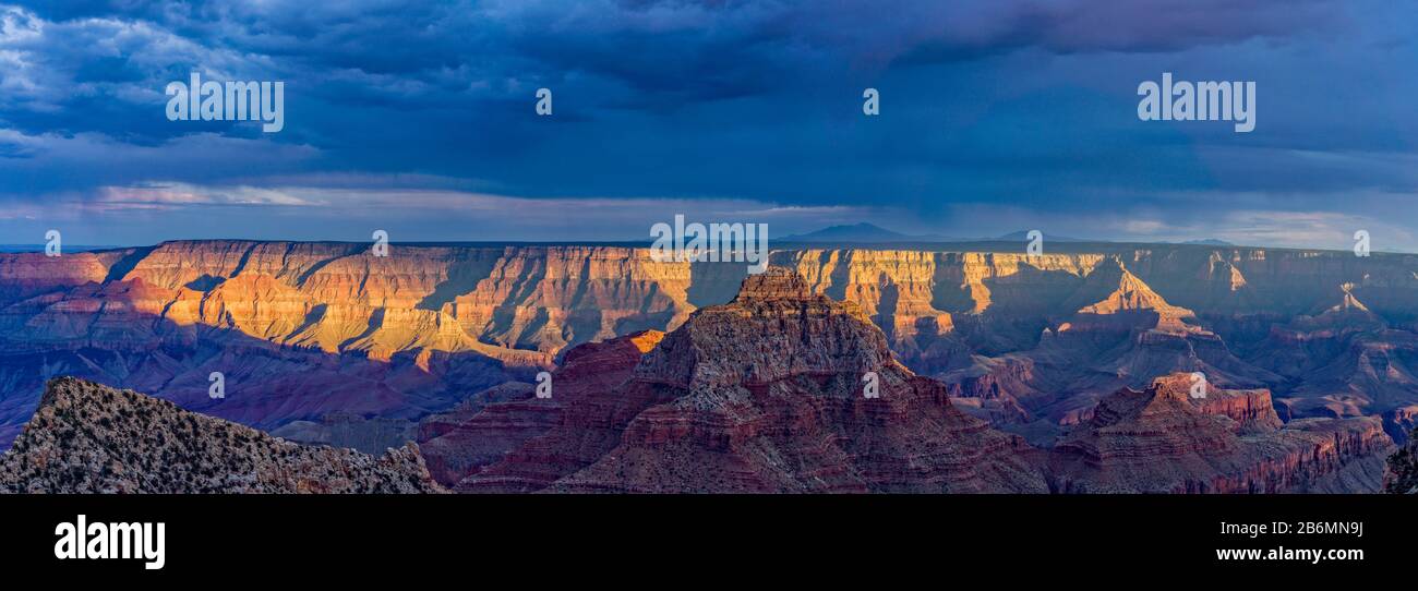 Blick auf den dramatischen Himmel über Canyon, Grand Canyon, Arizona, USA Stockfoto