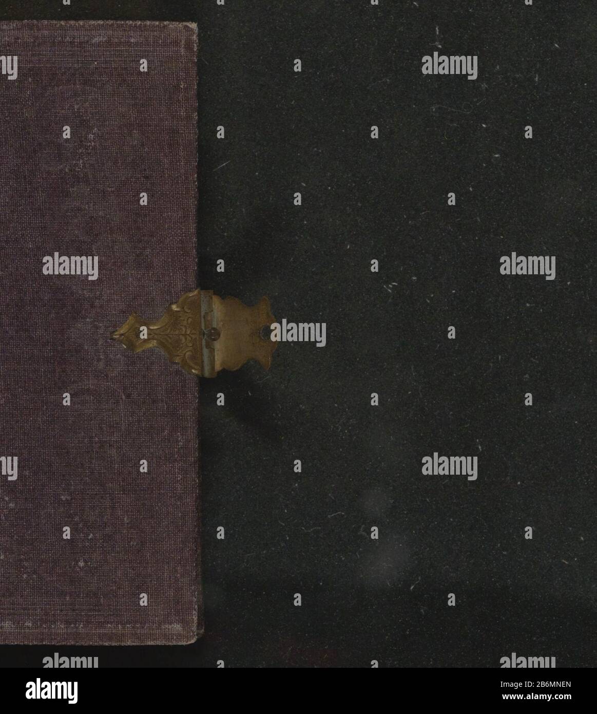 Fotoalbum traf 16 cartes-de-visite van vrouwenfiguren uit het werk van JW von Goethe-Fotoalbum in brauner Jacke mit Metallverschluss. Vorder- und Rückseite sind mit einem geometrischen Muster in Relieffelform verziert. Das Album enthält 24 Albumseiten mit vergoldeten Kanten. Jede Seite hat eine Matte, 16 davon sind mit Cartes-de-visite gefüllt. Es handelt sich hauptsächlich um Aufnahmen weiblicher Charaktere aus Werken von J.W. von Goethe-Werken, vermutlich nach Zeichnungen von W. von Kaulbach oder Drucken daarvan. Hersteller : Fotograf: Andrew Hunter zum Zeichnen: Wilhelm von Kaulbachnaar Druck von: Anonymer Herausgeber: Anonymer Ort Herstellung: Amsterdam Datum: C Stockfoto