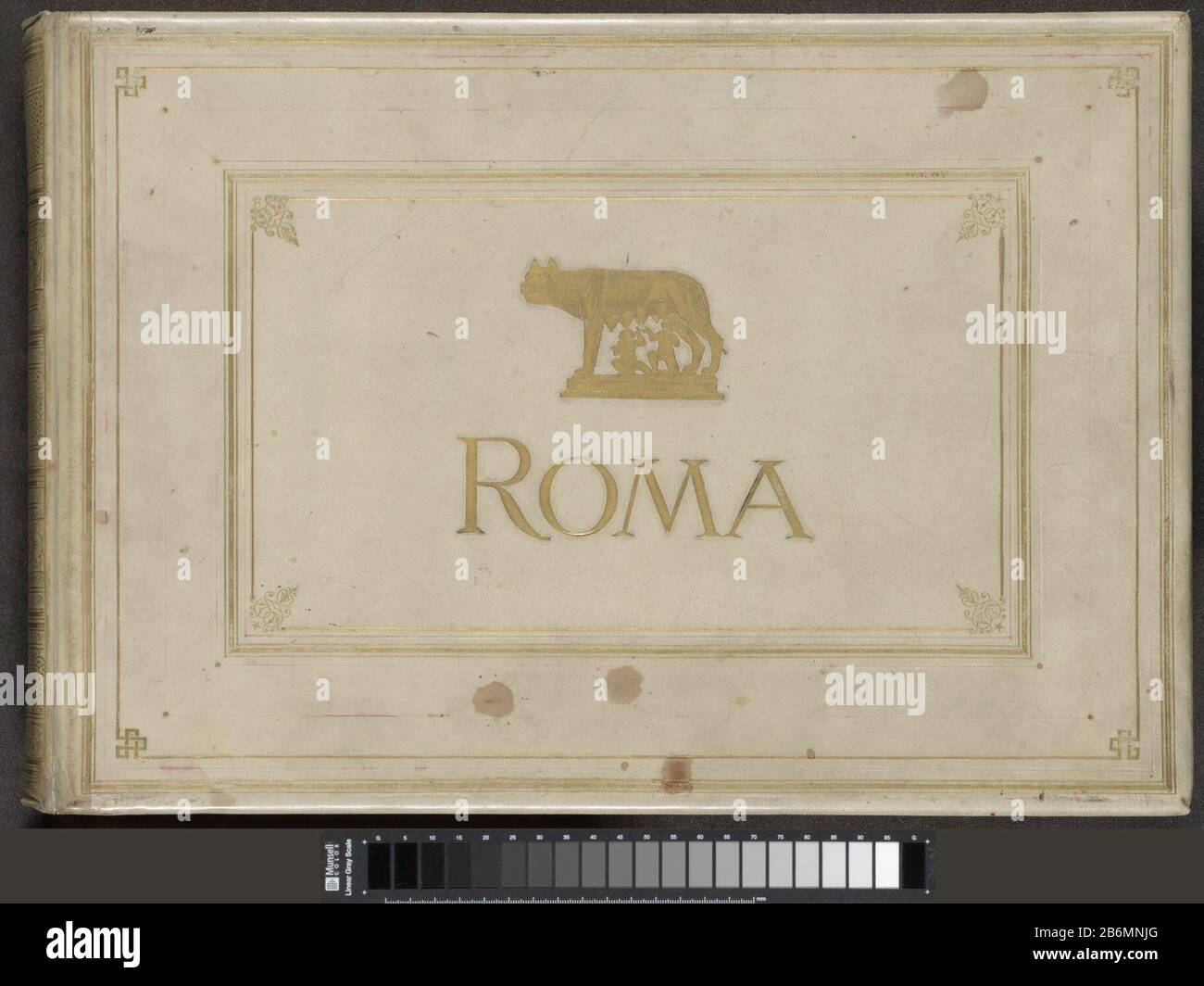 Fotoband traf Opnames van bezienswaardigheden en kunstwerken in Rome Roma (titel op object) Fotoalbum in der Band von Pergament. Auf dem Titelblatt sind der Titel und ein Bild von Romulus und Remus, das von einem She-Wolf (dem Symbol der Stadt Rom), Golddruck und Prägung gesäugt wird. Sowohl Vorder- als auch Rückumschläge sind mit goldfarbenen Rahmen verziert, das Band zurück zu einem geometrischen und Blattmotiv. Bei den Brakteen handelt es sich um weißes Prägepapier. Das Album enthält 102 Seiten, die mit denselben Bildern vergoldet sind. Jedes Foto wird gerahmt und mit einer englischen Unterschrift versehen. Die Aufnahmen sind in Rom von Interesse, meist dati Stockfoto