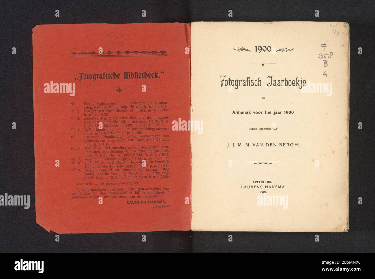 Fotografisch jaarboek en almanak voor het jaar 1900 (titel op object) Photographisches Jahrbuch und Almanach für 1900 (title object) Objekttyp: Buchgegenstandsnummer: RP-F 2001-7-939 Aufschriften/Marken: Name, außen auf der Vorderseite, gestempelt "JoH. M. VAN OLST / ARTS'annotie, vorne, innen, handschriftlich mit Bleistift, 'JULI / 1983'annotatie, erste Interlea, handschriftlich mit Bleistift,' W / 85 = 'Manufakturdatum: 1900 Material: Papierkartontechnik: Druck / Heliogravure / Autotypie Abmessungen: H 213 mm × W 160 mm × d 27 mm Stockfoto