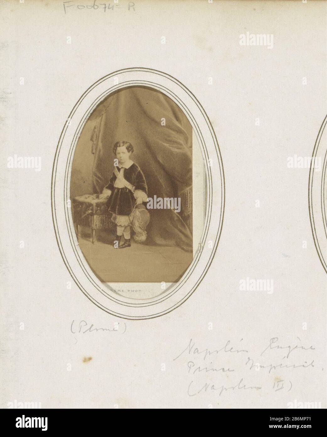 Teil des Albums mit 123 Cartes-de-visite von Mitgliedern europäischer Königsfamilien, Politikern und berühmten Persönlichkeiten. Hersteller : Fotograf: Paul Emile PesmePlaats Herstellung: Paris Datum: 1858 - 1870 Physische Merkmale: Albumin Druckmaterialien: Pappe Papier Fotopapier Technologie: Albumin Druckabmessungen: Foto: H 86 mm × W 53 mmkarton: H 104 mm × W 63 mm Betreff: Studio für historische Personen  Kinderausrüstung für Fotografen: Mütze (+ Herrenbekleidung) Kleidung für die gesamte Bodybootswie Napoleon Eugene Louis John Joseph Bonaparte Stockfoto