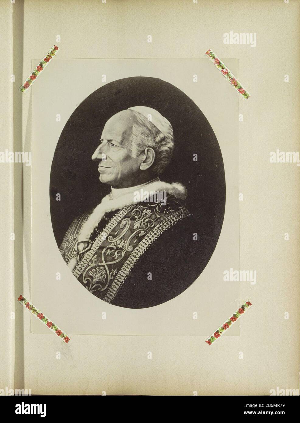 Fotoreproductie van een (mogelijk) geschilderd portret van paus Leo XIII. Teil des Albums mit Seen From Where Shots: Bedingungen in italienischen Städten und Kunstwerken. Hersteller : Fotograf: Anonym zum Malen nach: Anonymer Datum: Am oder nach 1878 - ca. 1900 Physische Merkmale: Albumindruckmaterial: Papiertechnik: Albumindrucke Abmessungen: Foto: H 250 mm × W 188 mm Betreff: Popewie Leo XIII Stockfoto