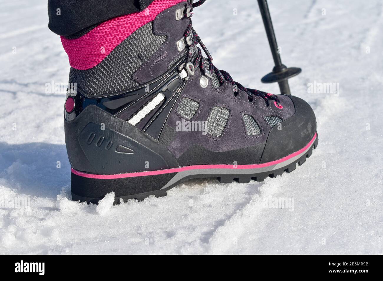 Winter-Wanderstiefel auf Schnee. Stockfoto