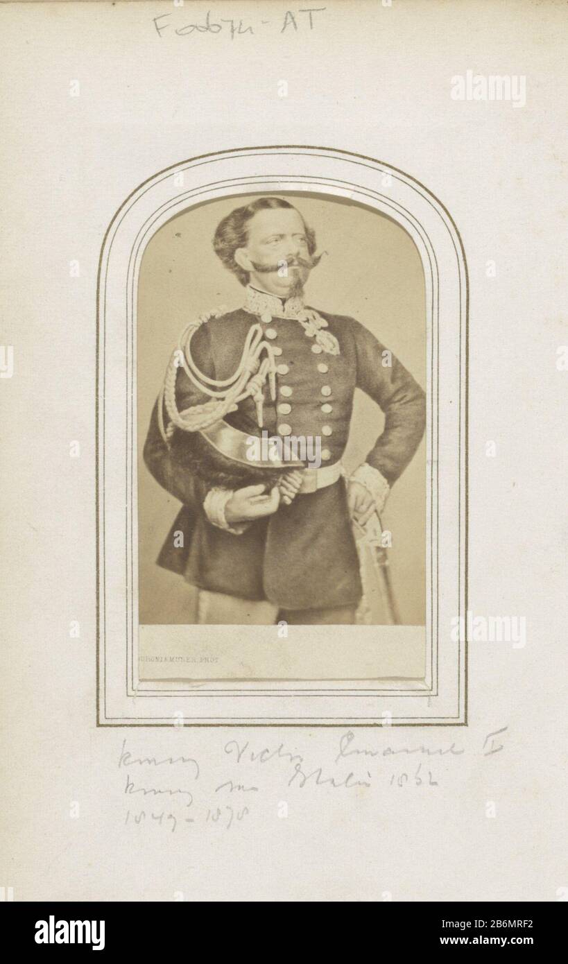 Teil des Albums mit 123 Cartes-de-visite von Mitgliedern europäischer Königsfamilien, Politikern und berühmten Persönlichkeiten. Hersteller : Fotograf: Duroni & Murernaar Gemälde von: Anonym Datum: 2100-1880 Physikalische Merkmale: Albumin Druckmaterialien: Pappe Papier Fotopapier Technik: Albumin Druckabmessungen: Foto: H 87 mm × W 55 mmkarton: H 105 mm × W 62 mm Betreff: Historischer Personenherrscher, Souveränität, Ehrungen (als Symbole des Staates usw.) (militärische) einheitliche Kopfbedeckung: Hut (+ Herrenbekleidung) Schnurrbart Hacking und Throsting Waffen (mit NAMEN) Wer: Victor Emmanuel II (König von Italien) Stockfoto
